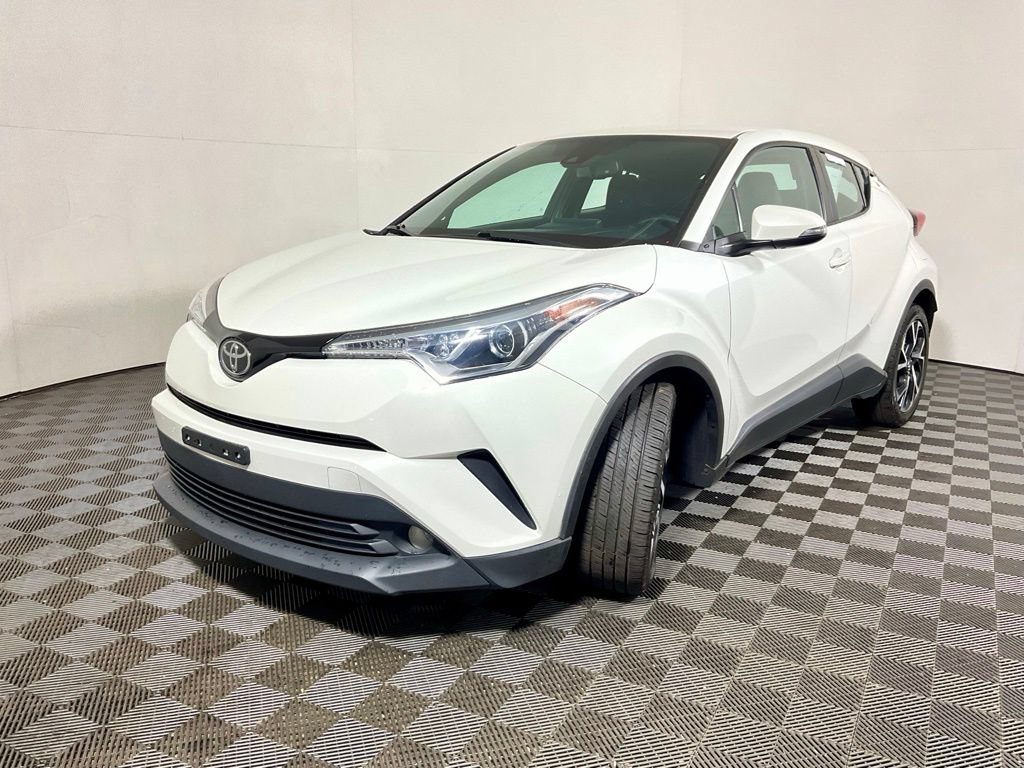 Used 2018 Toyota C-HR XLE FWD image 2