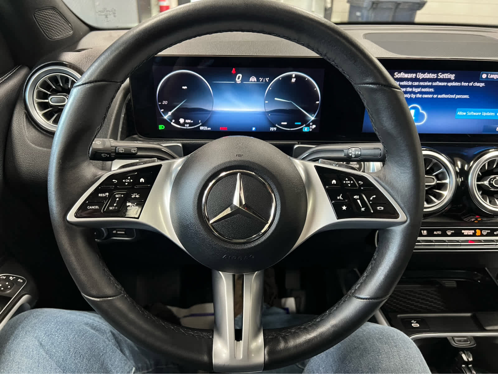 Used 2024 Mercedes-Benz GLB 250 4MATIC image 23