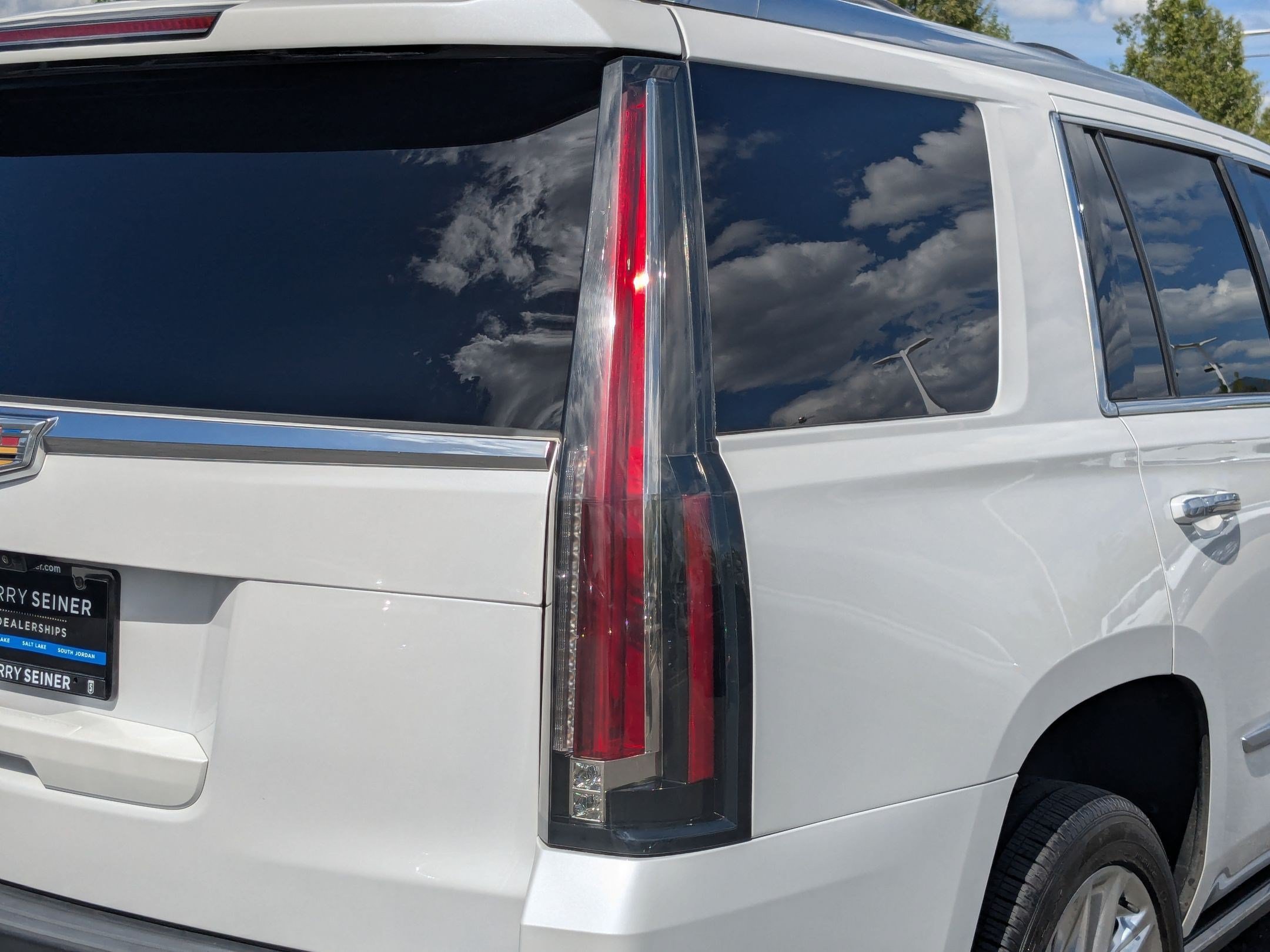 Certified 2020 Cadillac Escalade Premium Luxury AWD/4WD image 12