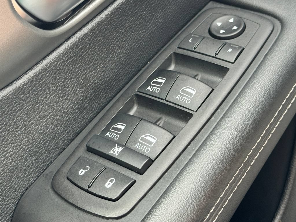 Used 2025 Chrysler Pacifica Select FWD image 32