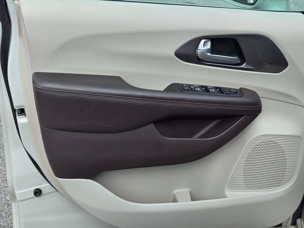 Used 2017 Chrysler Pacifica Touring-L Plus image 45