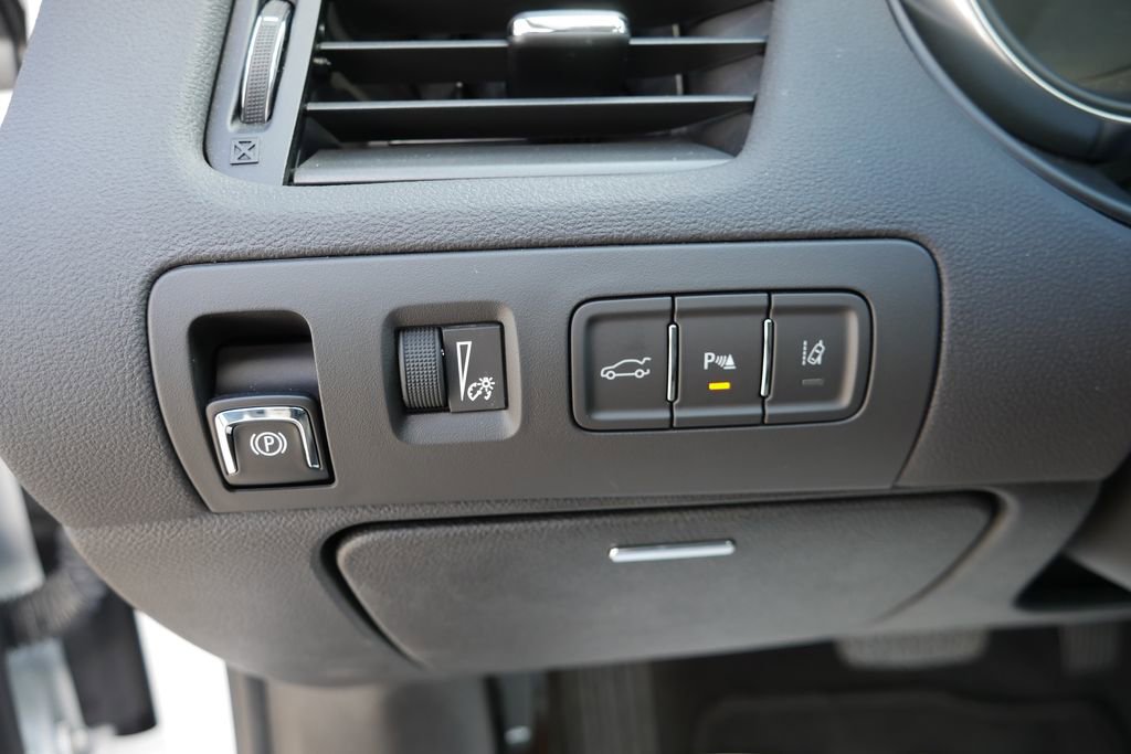 Used 2018 Chevrolet Impala Premier w/ Premier Confidence Package image 11