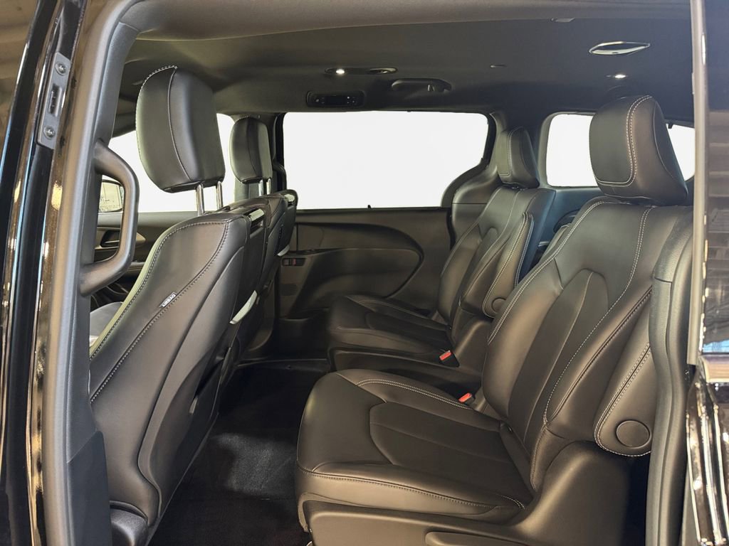 Used 2025 Chrysler Pacifica Select w/ Uconnect Theater Family Group image 24