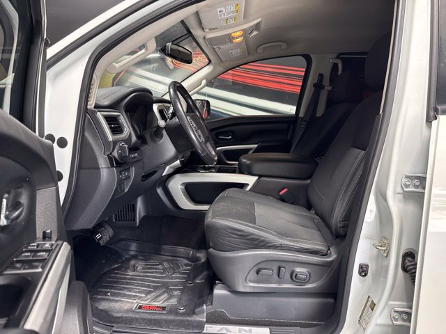 Used 2018 Nissan Titan SV w/ SV Convenience Package AWD/4WD image 4