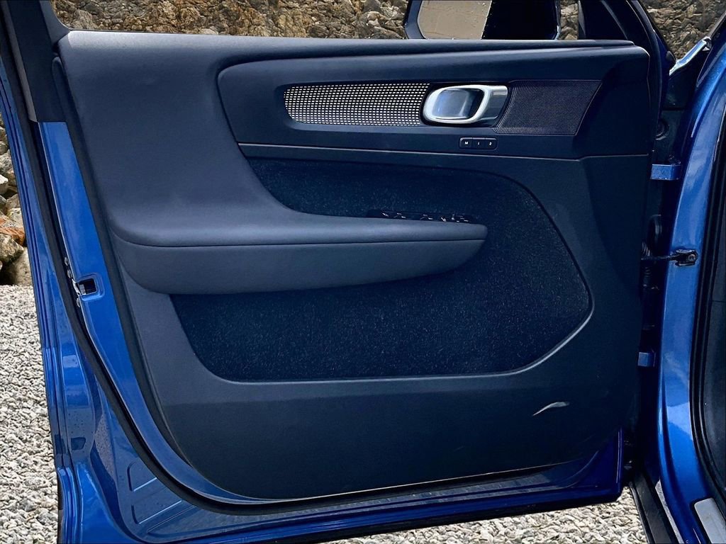 Used 2021 Volvo XC40 T5 R-Design w/ Climate Package image 21