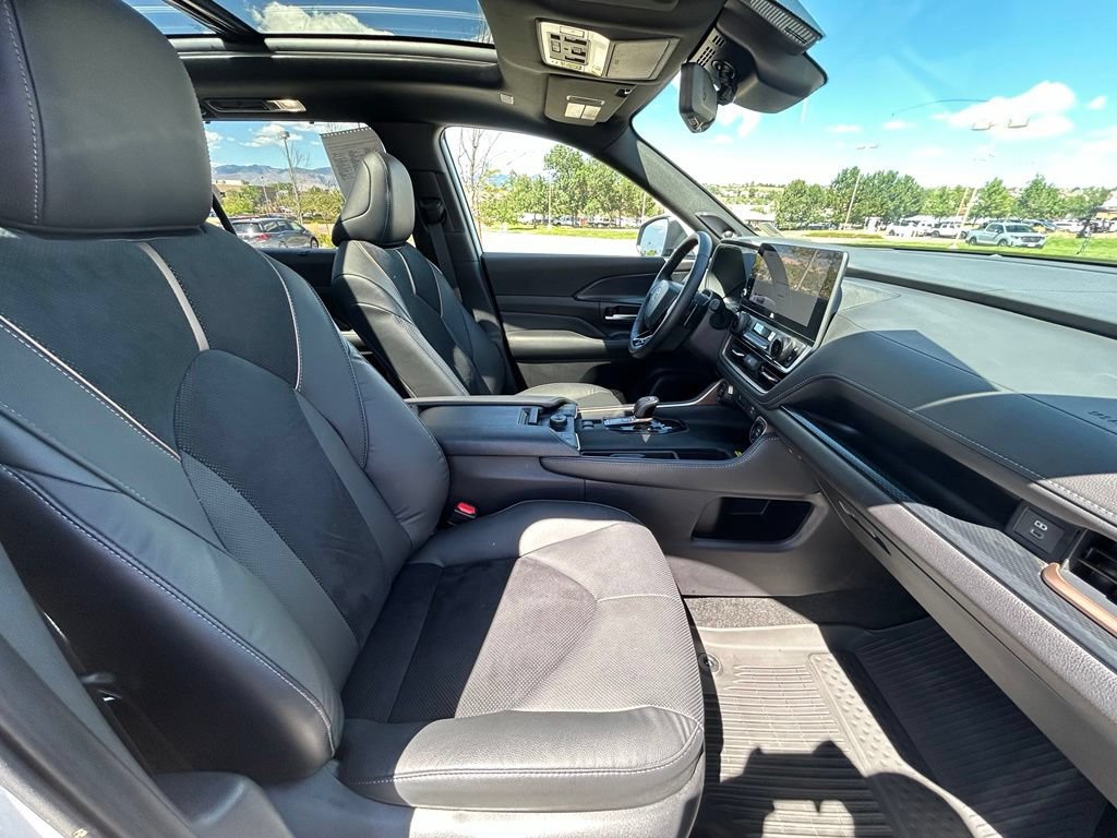 Used 2025 Toyota Grand Highlander AWD Hybrid image 32