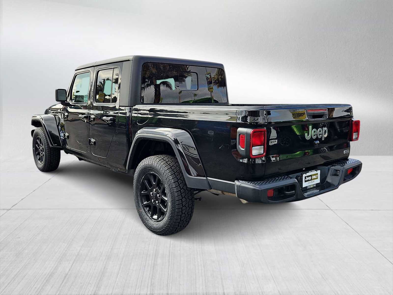 Used 2023 Jeep Gladiator Overland image 6