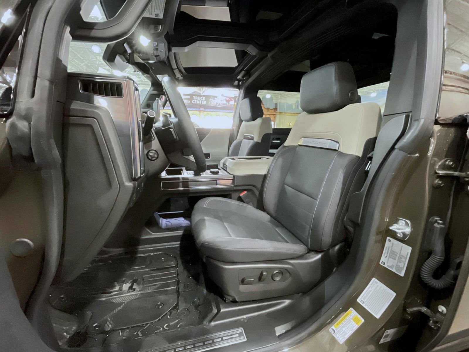 New 2026 GMC Hummer EV 4x4 Crew Cab w/ LPO, Dark Essentials Package image 10