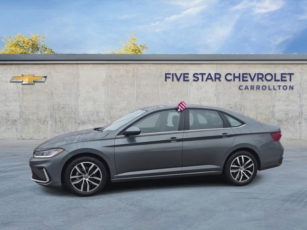 Used 2025 Volkswagen Jetta SE FWD image 4