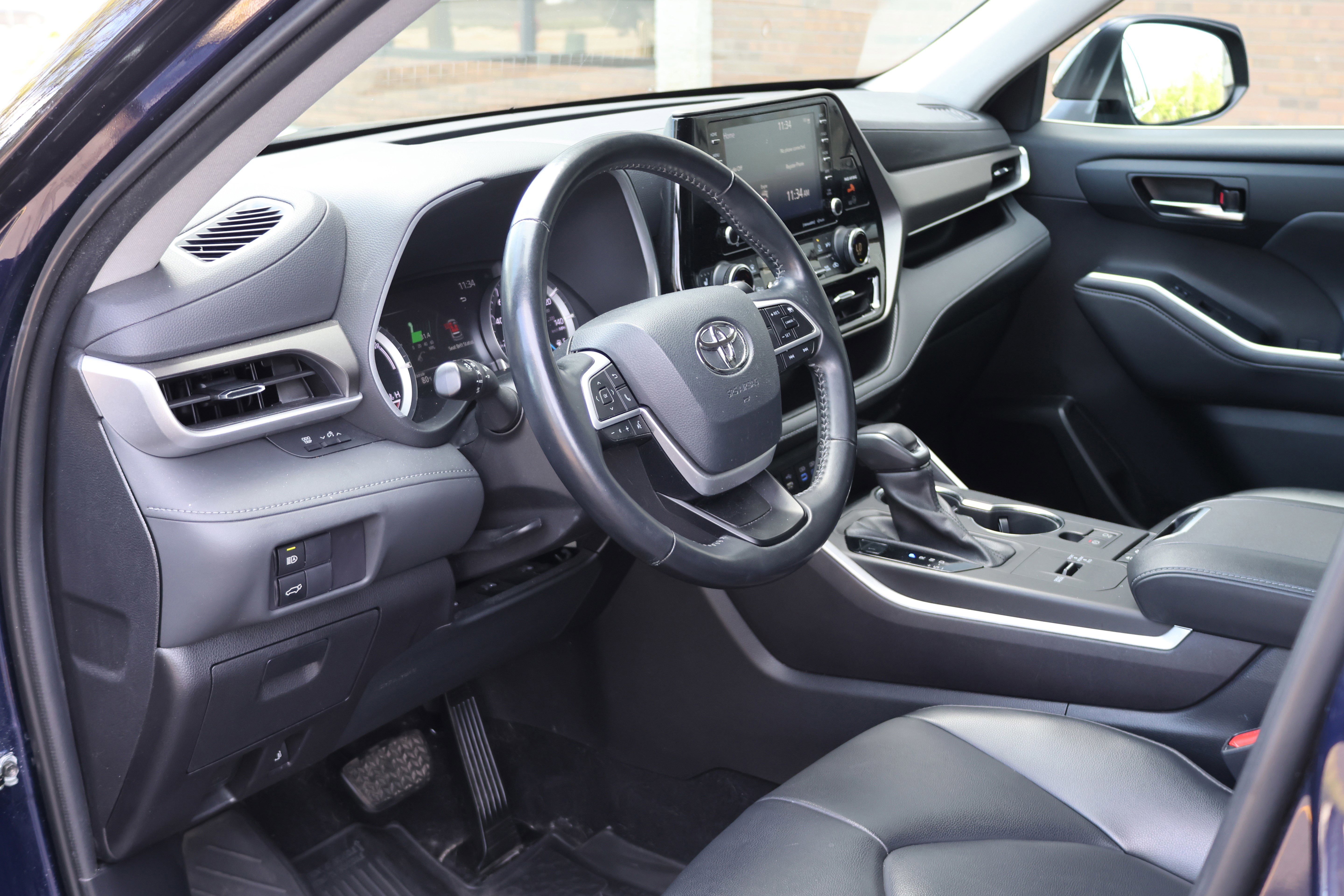 Used 2022 Toyota Highlander XLE AWD/4WD image 38