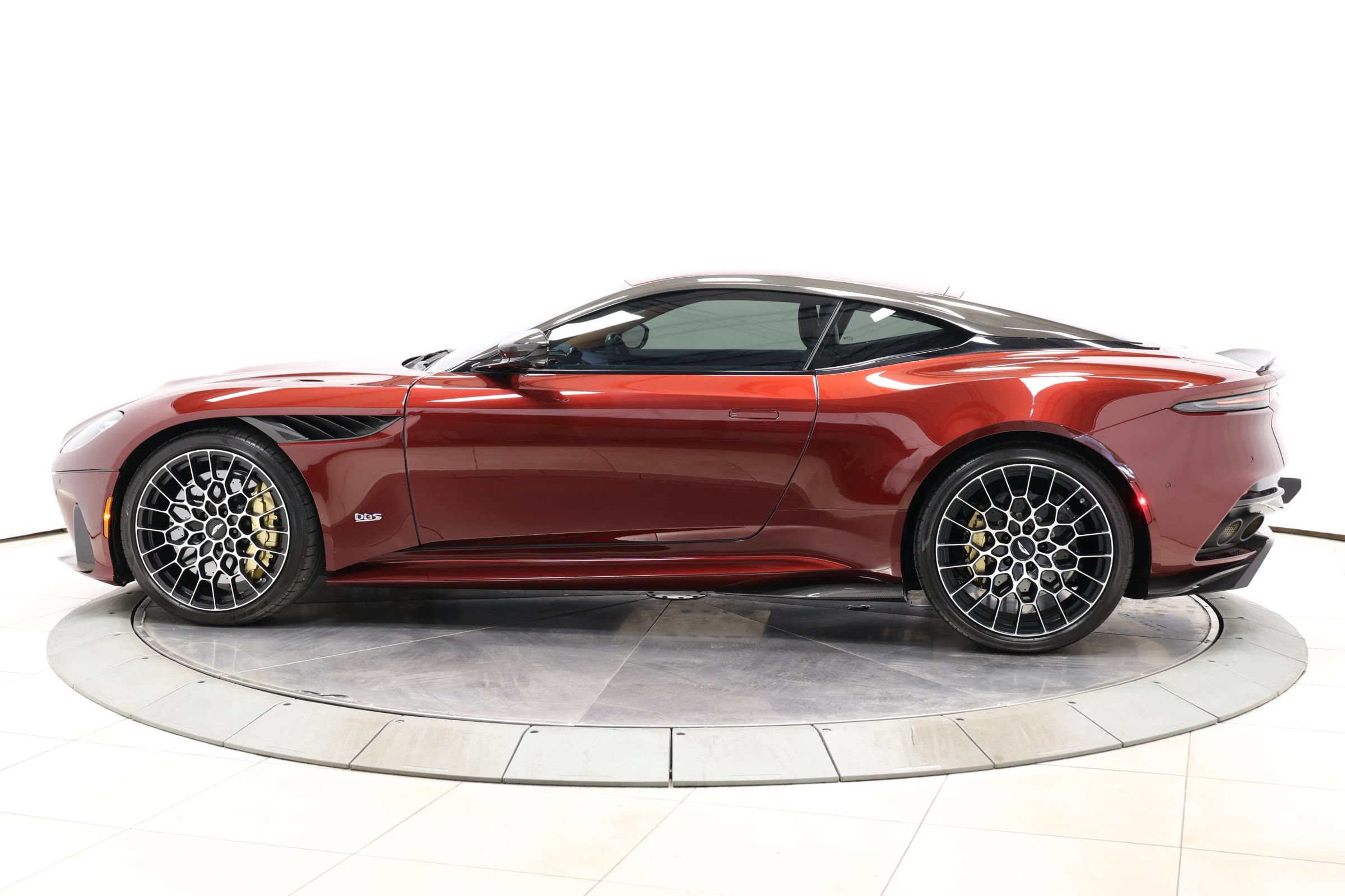 Used 2023 Aston Martin DBS Coupe RWD image 11
