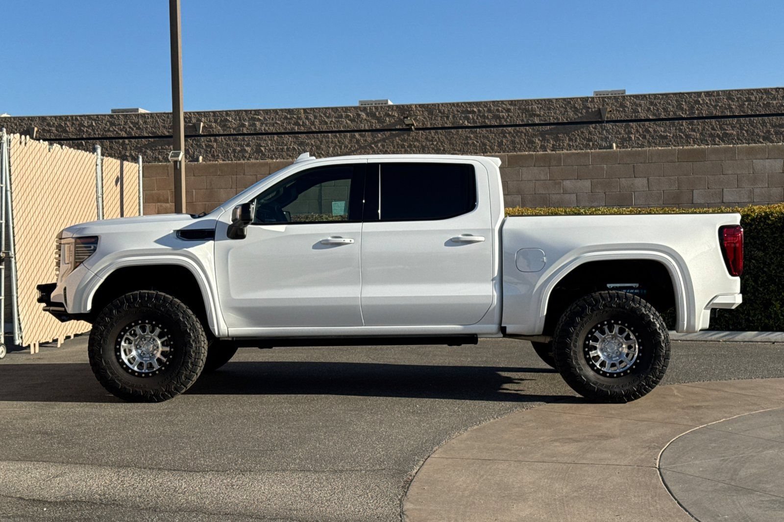 Used 2025 GMC Sierra 1500 AT4 w/ Technology Package AWD/4WD image 7