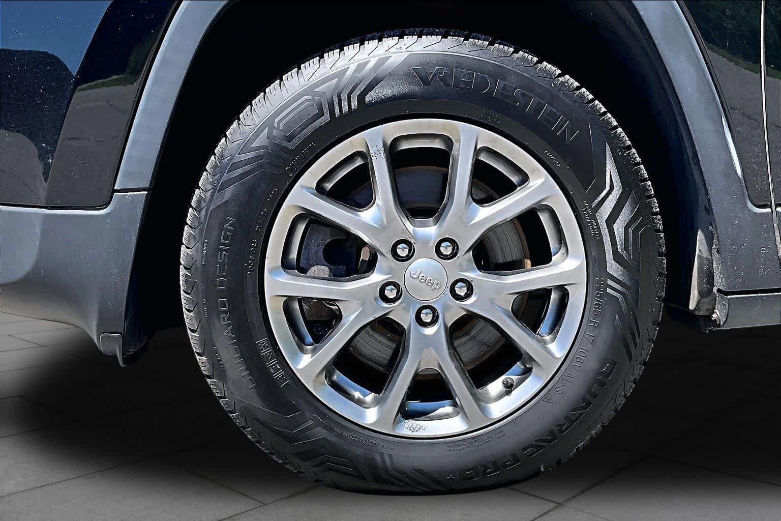 Used 2018 Jeep Cherokee Latitude Plus AWD/4WD image 11
