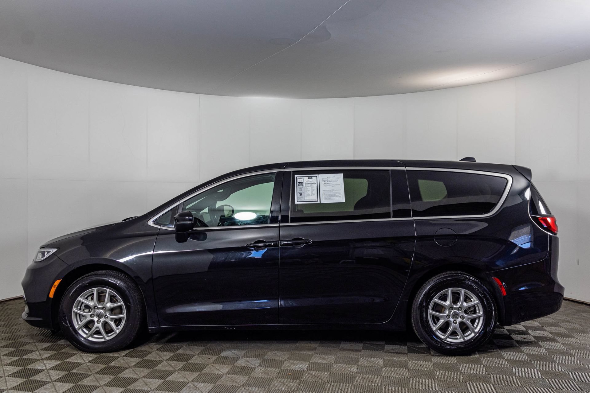 Used 2023 Chrysler Pacifica Touring FWD image 19