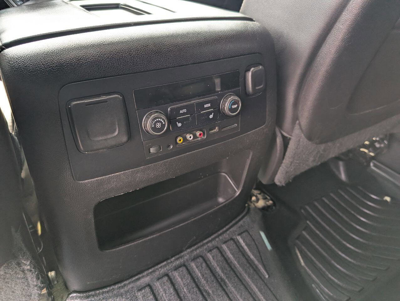 Used 2015 Chevrolet Suburban LT image 16