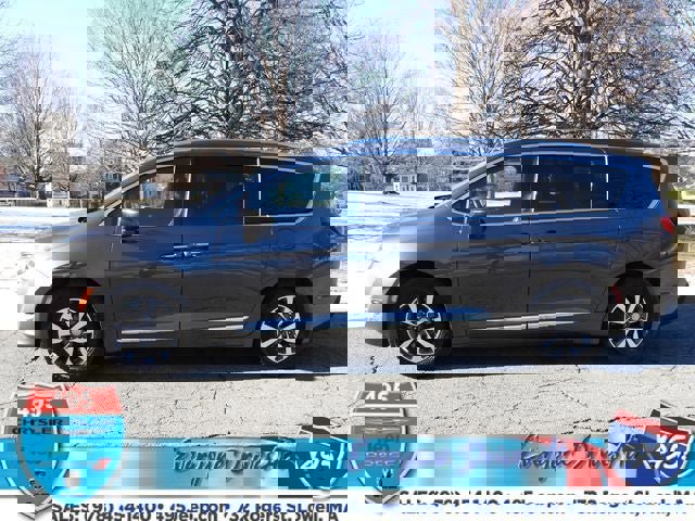 Used 2020 Chrysler Pacifica Touring-L image 2