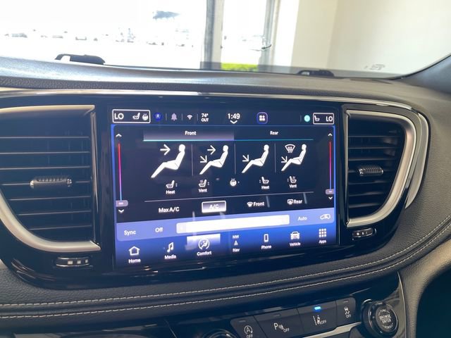 Used 2025 Chrysler Pacifica Limited FWD image 11