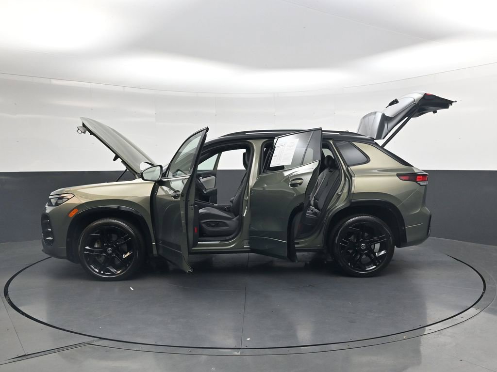 Used 2025 Volkswagen Tiguan SE R-Line AWD/4WD image 42