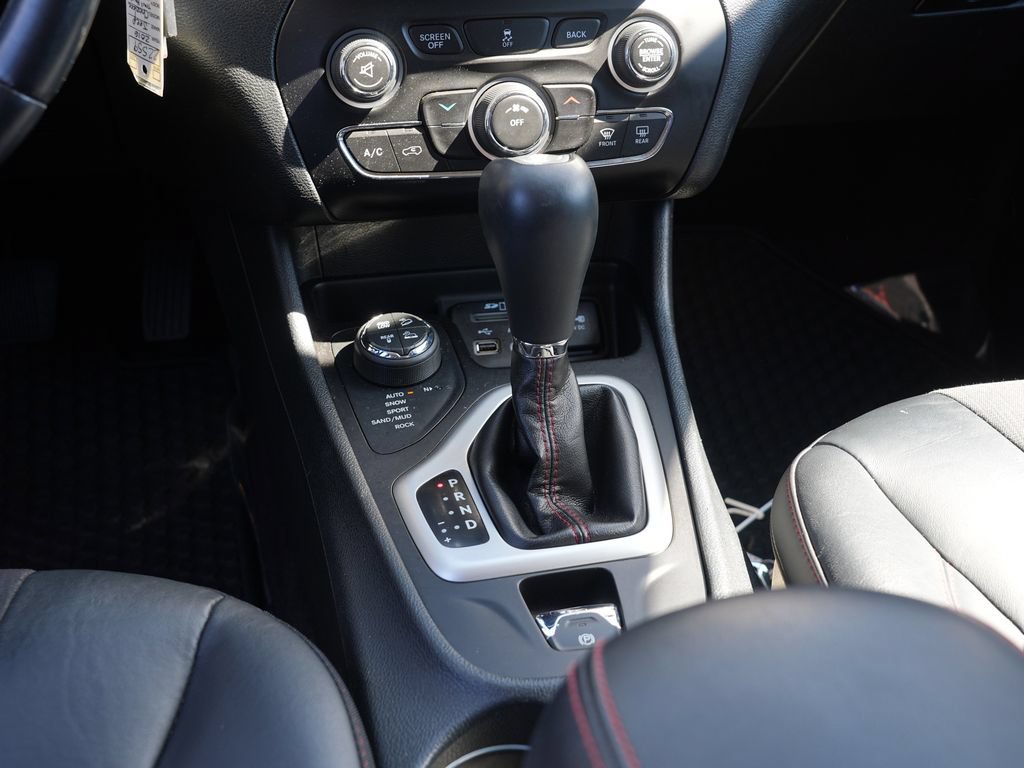 Used 2016 Jeep Cherokee Trailhawk AWD/4WD image 22