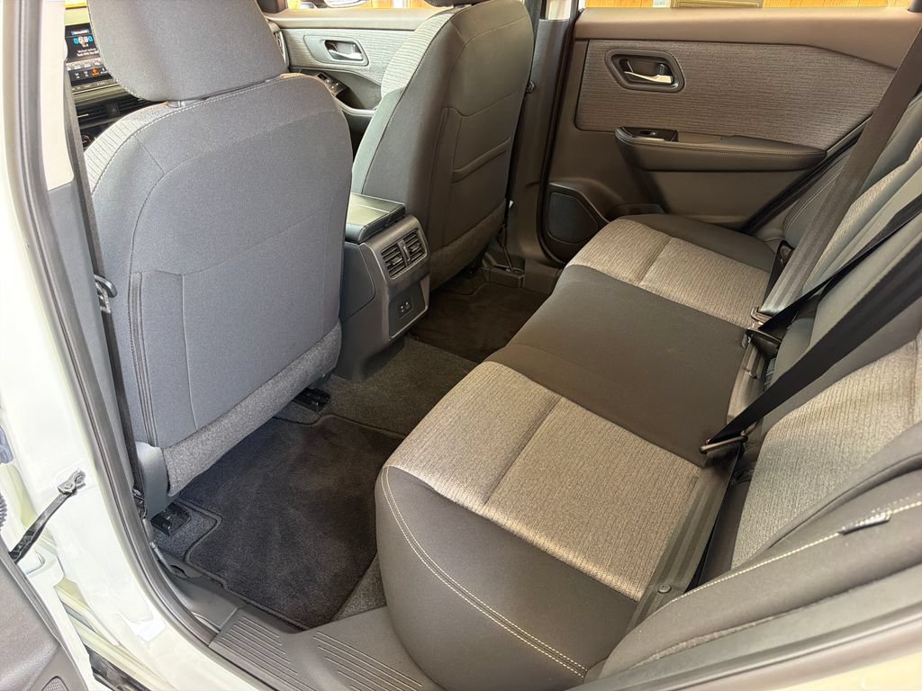 Used 2023 Nissan Rogue SV FWD image 29