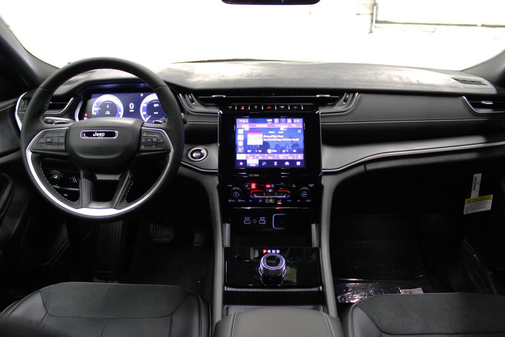 New 2025 Jeep Grand Cherokee Altitude image 9