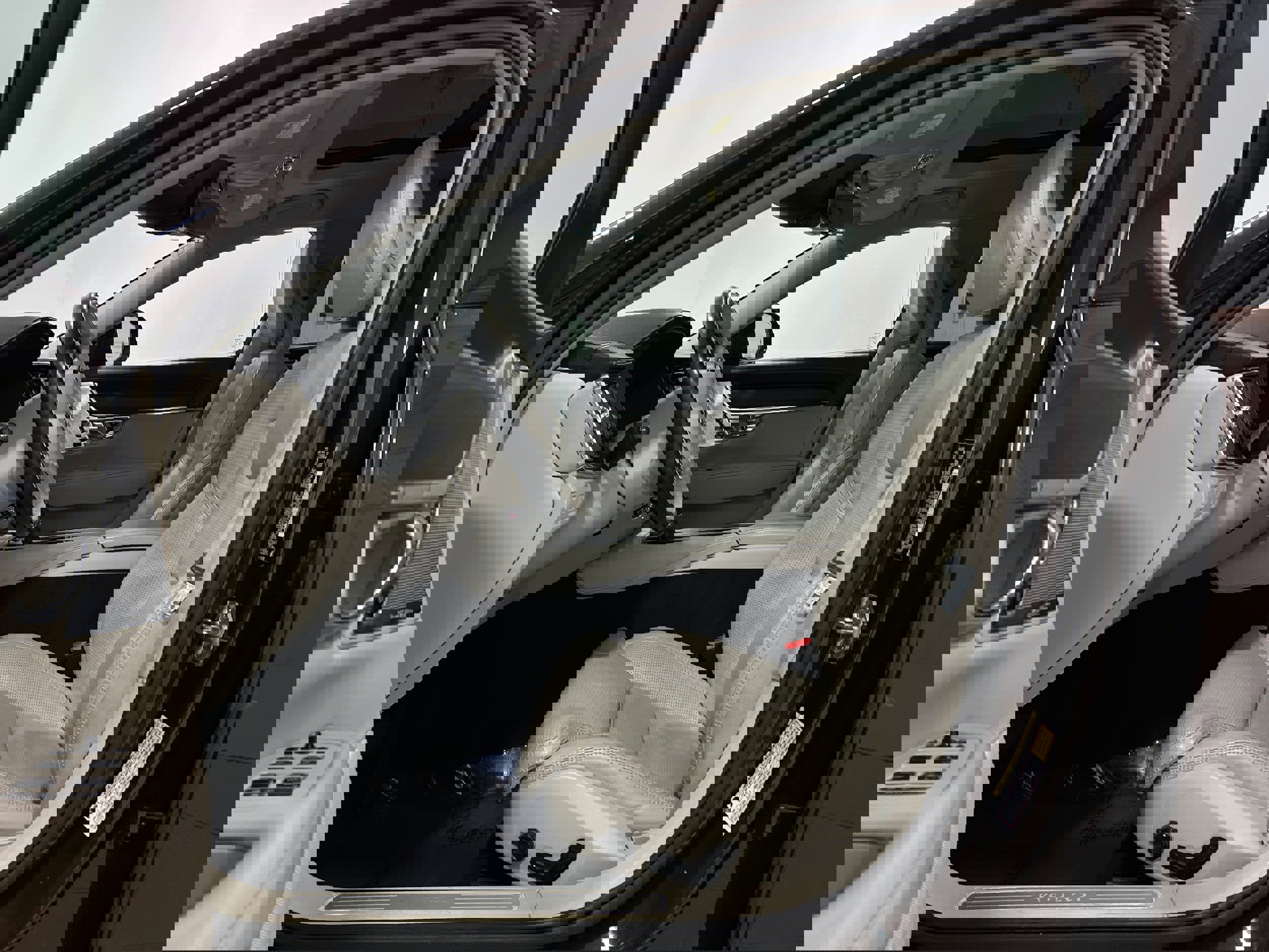 Used 2017 Volvo V90 T6 Cross Country image 4