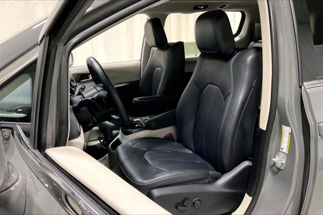 Used 2021 Chrysler Pacifica Touring-L w/ Uconnect Theater Family Group FWD image 25