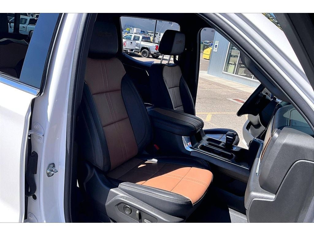 Used 2024 Chevrolet Silverado 1500 High Country w/ Technology Package AWD/4WD image 8