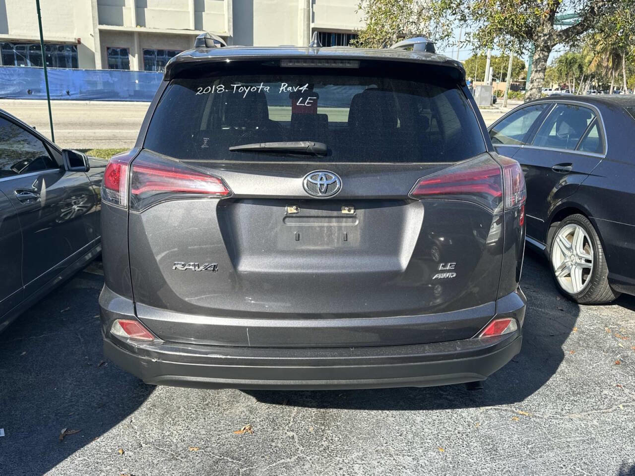 Used 2018 Toyota RAV4 LE image 4