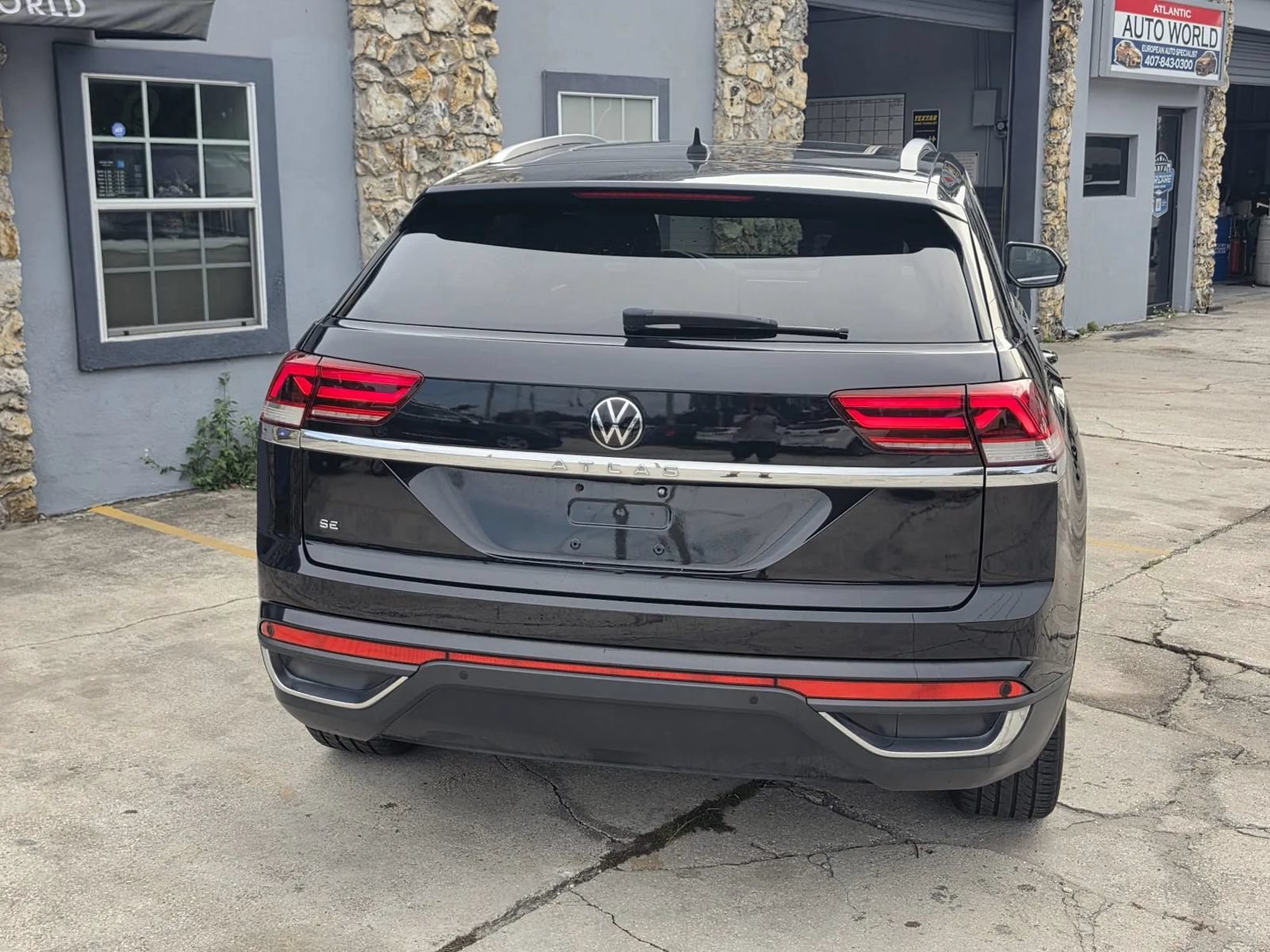 Used 2022 Volkswagen Atlas Cross Sport SE w/ Panoramic Sunroof Package FWD image 4