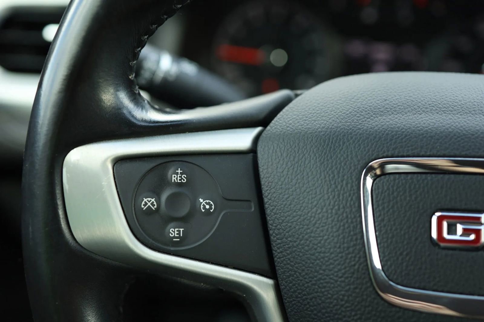 Used 2018 GMC Acadia SLE image 12