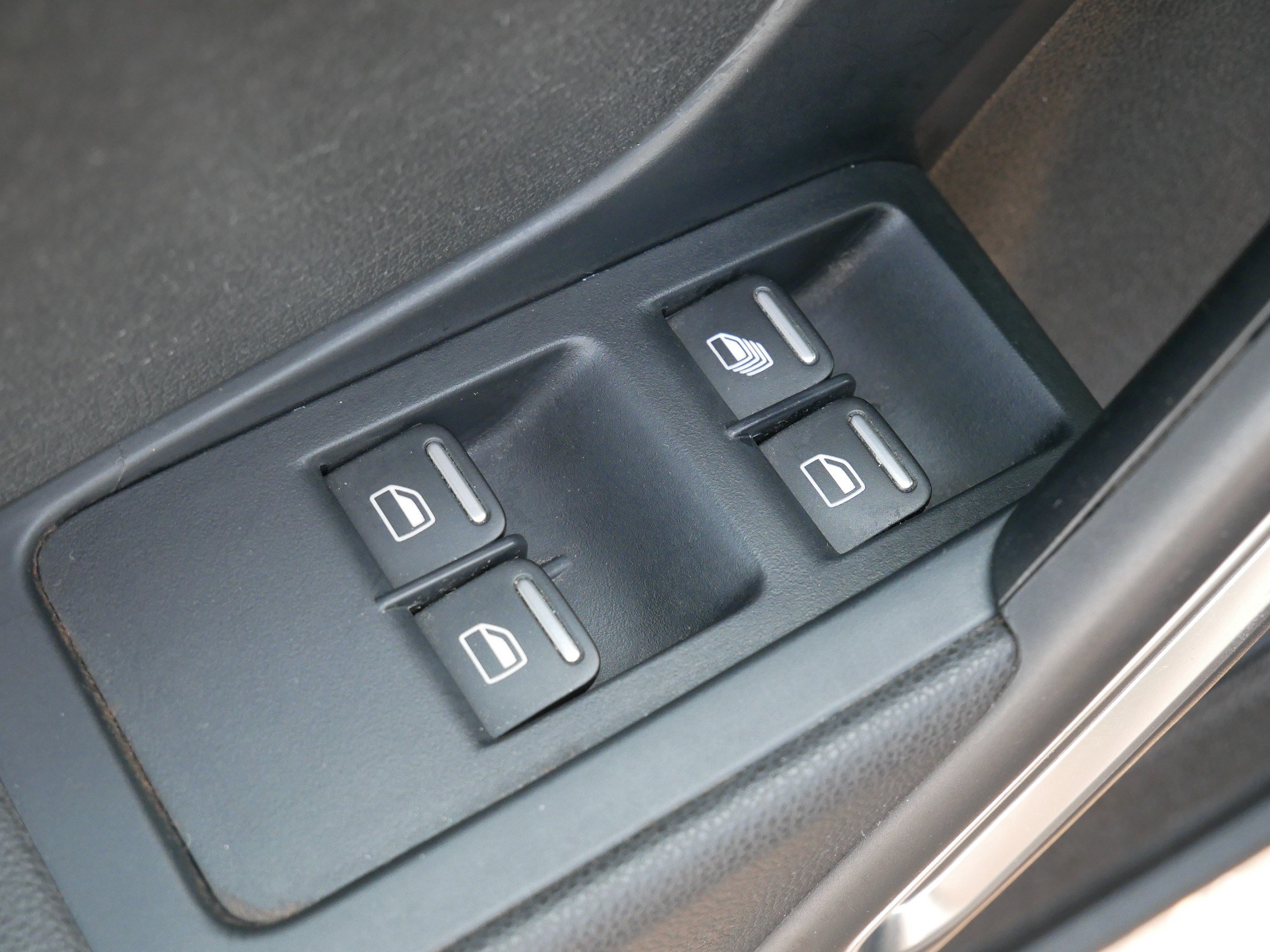 Used 2013 Volkswagen Beetle TDI FWD image 19