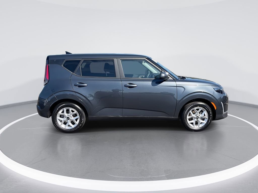 Used 2025 Kia Soul LX w/ LX Technology Package FWD image 9