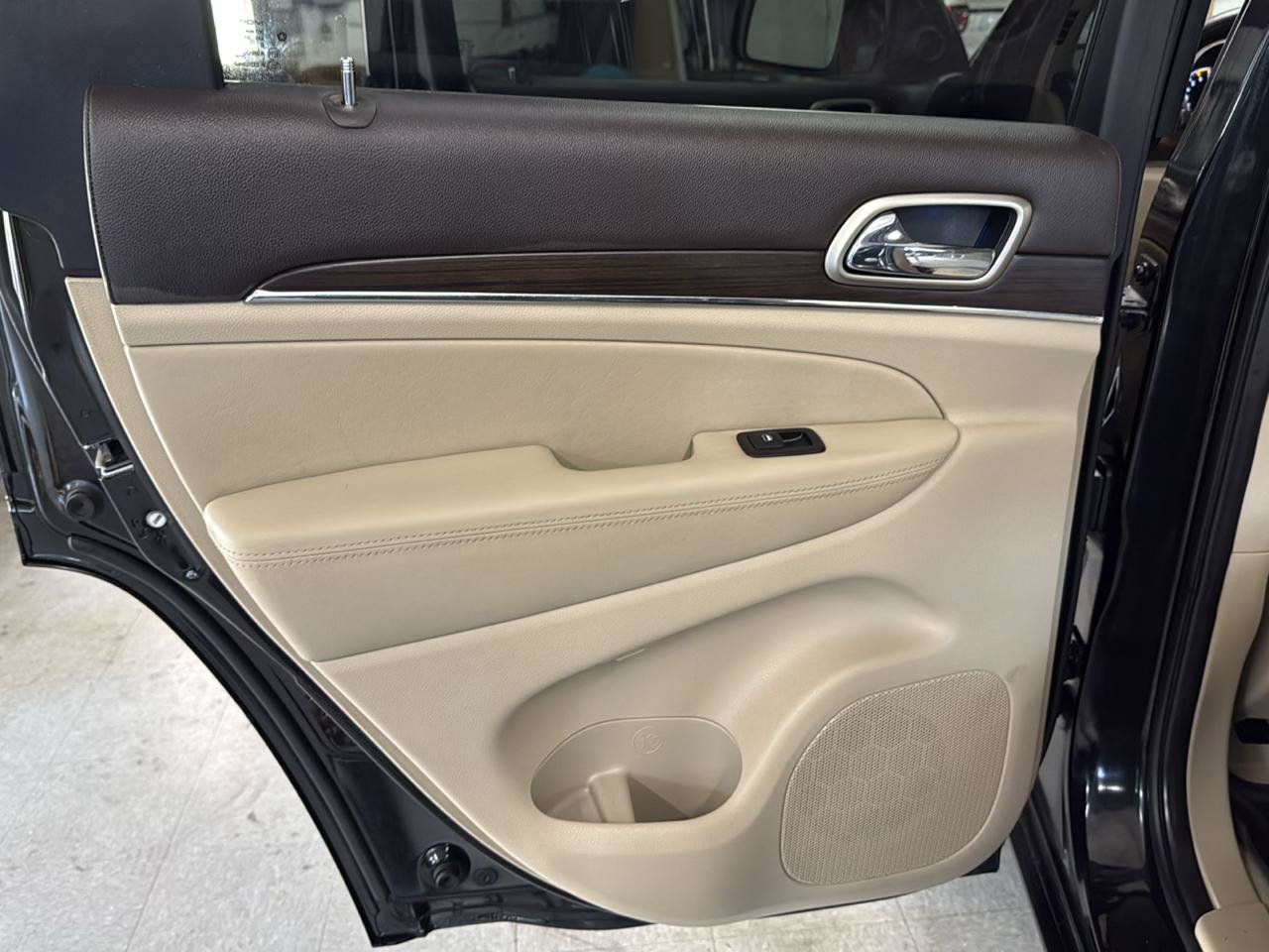 Used 2015 Jeep Grand Cherokee Overland AWD/4WD image 40