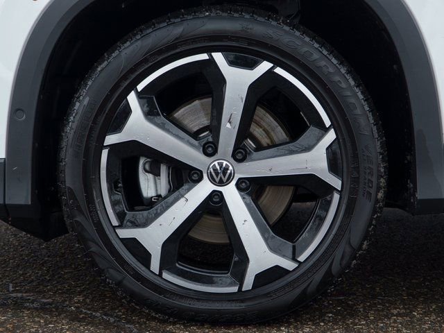 Used 2025 Volkswagen Tiguan SE w/ Panoramic Sunroof Package image 12