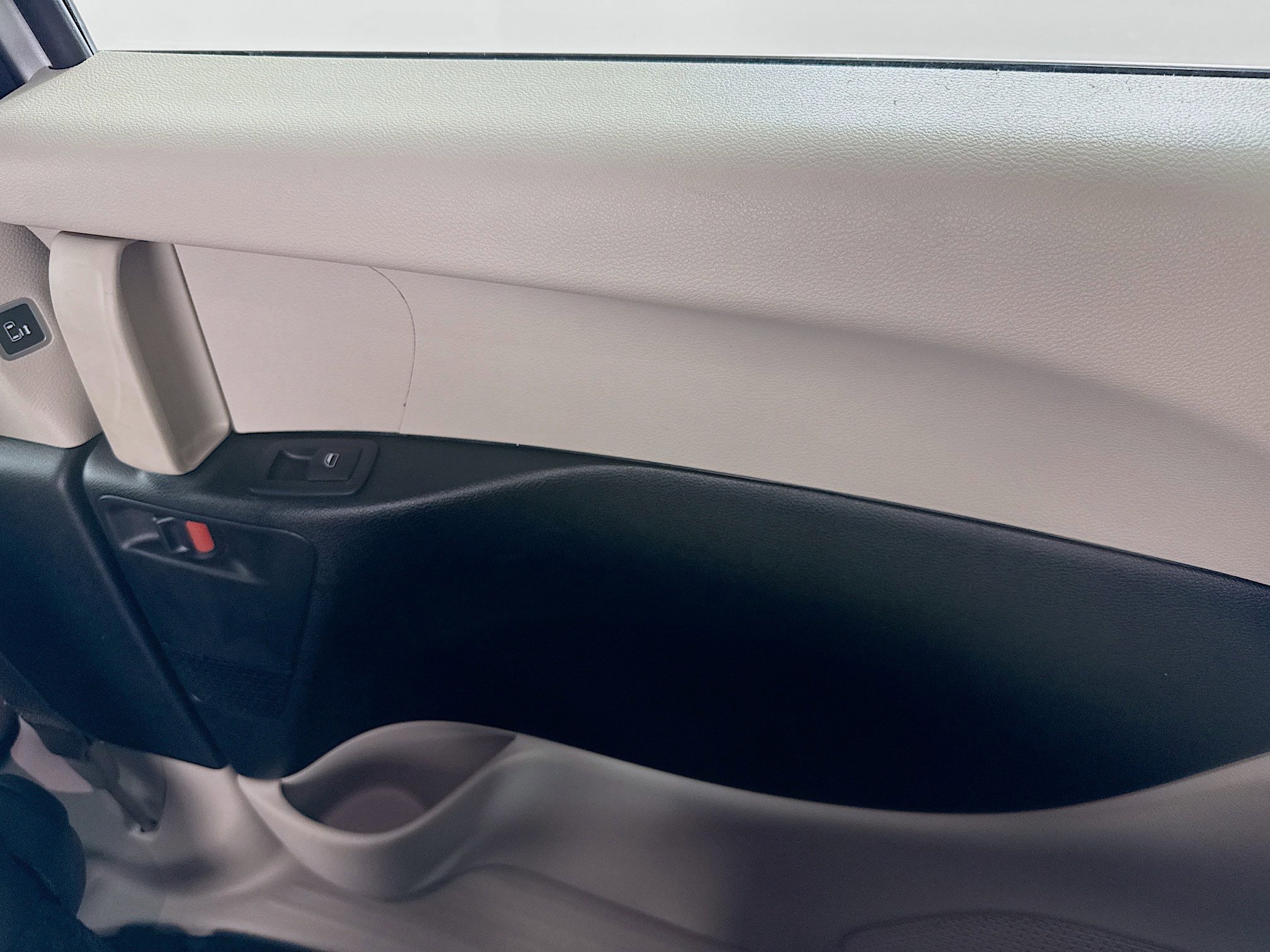 Used 2024 Chrysler Voyager LX image 27