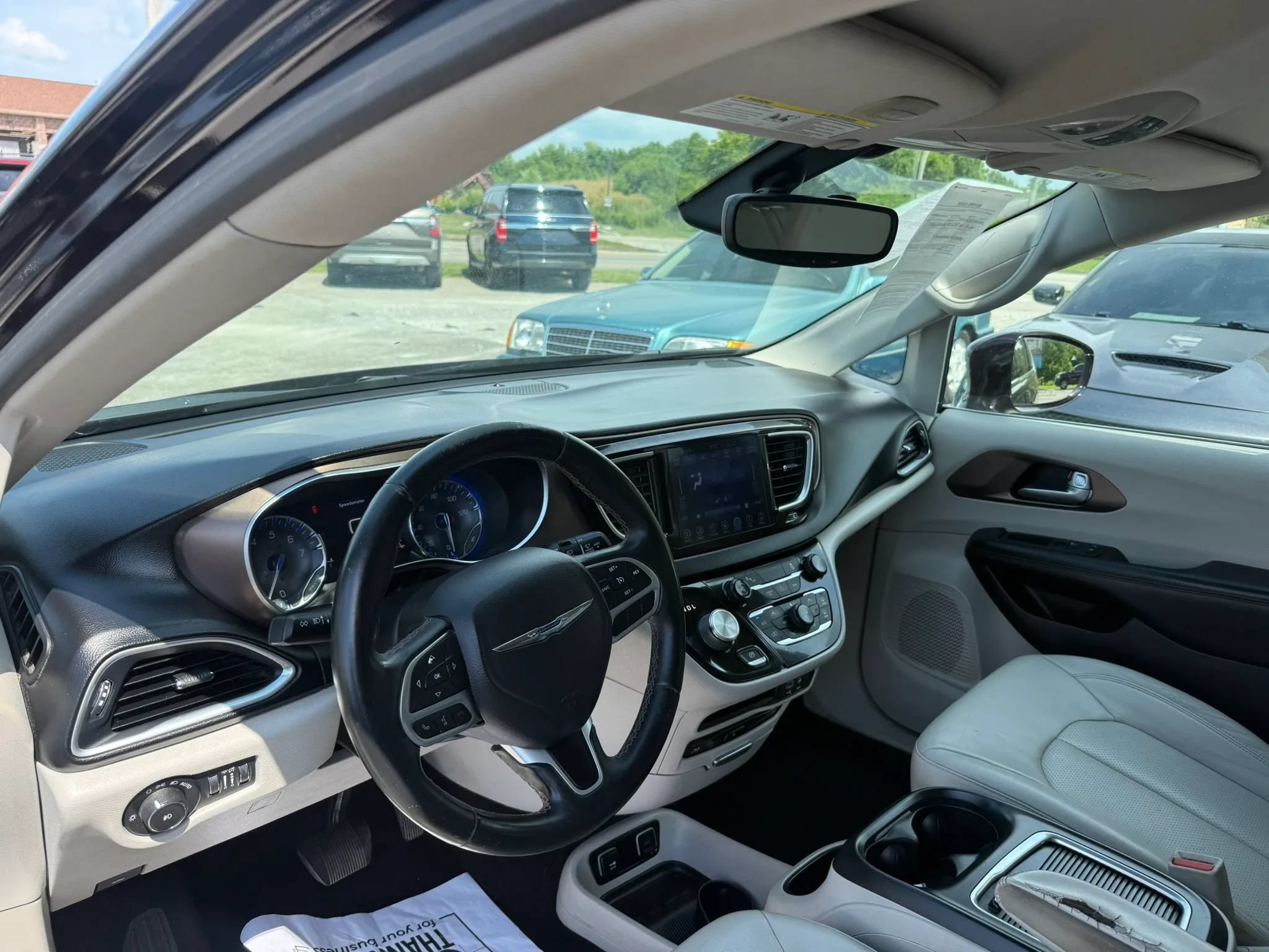 Used 2017 Chrysler Pacifica Touring-L Plus FWD image 11