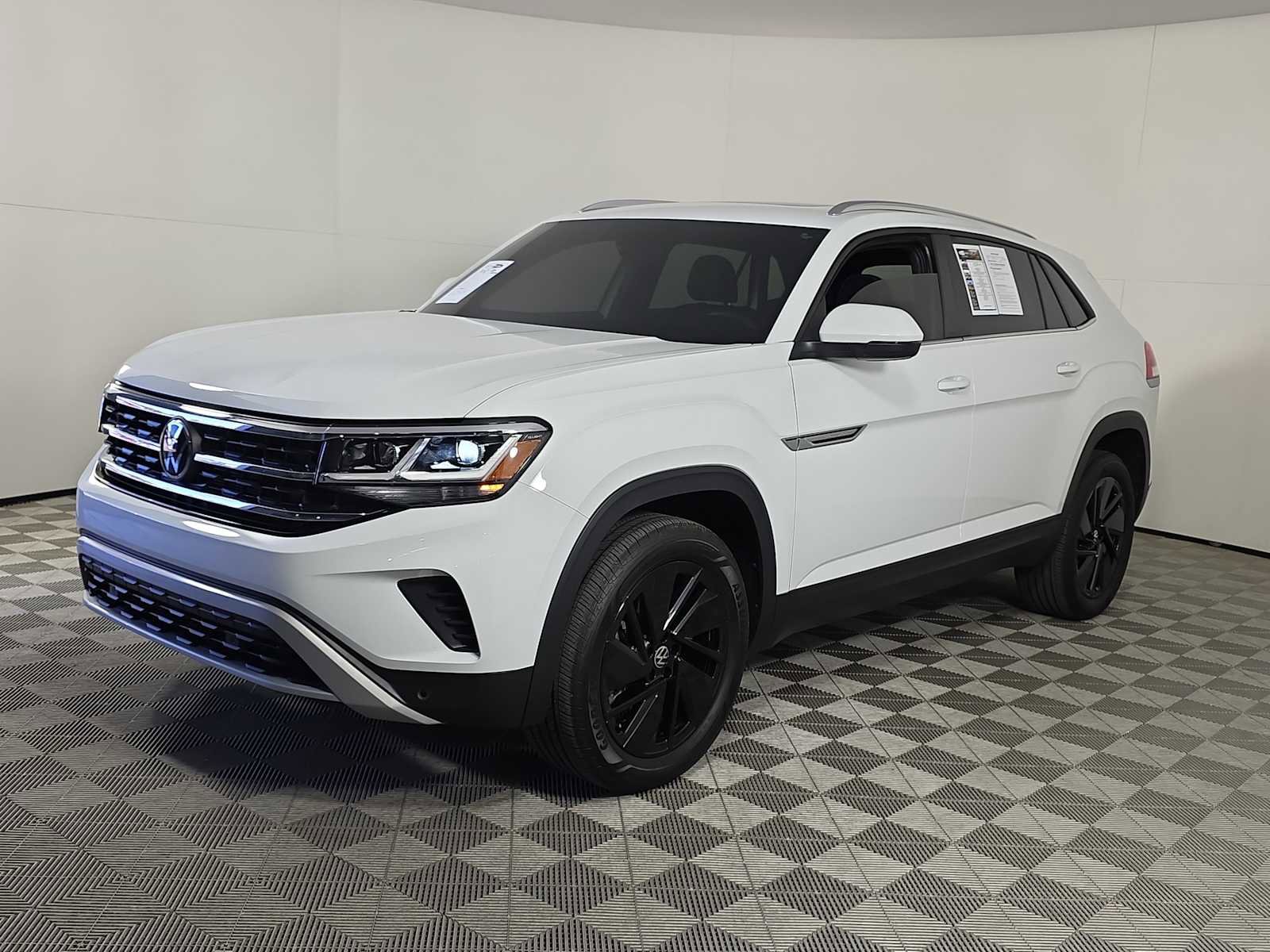 Used 2023 Volkswagen Atlas Cross Sport SE w/ Panoramic Sunroof Package image 4