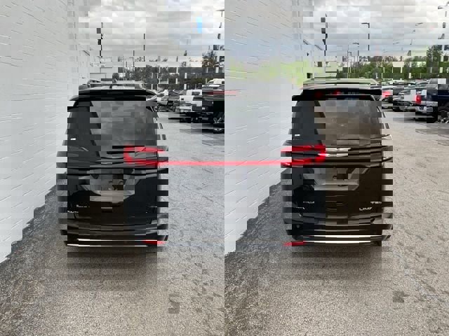 Used 2023 Chrysler Pacifica Limited image 7