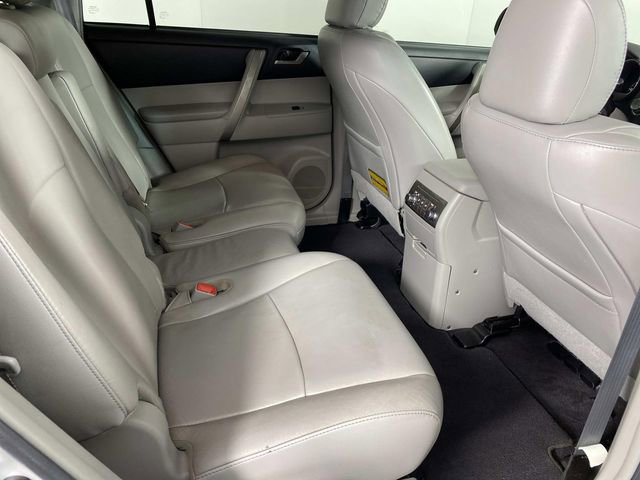 Used 2012 Toyota Highlander SE w/ Tow Pkg image 12