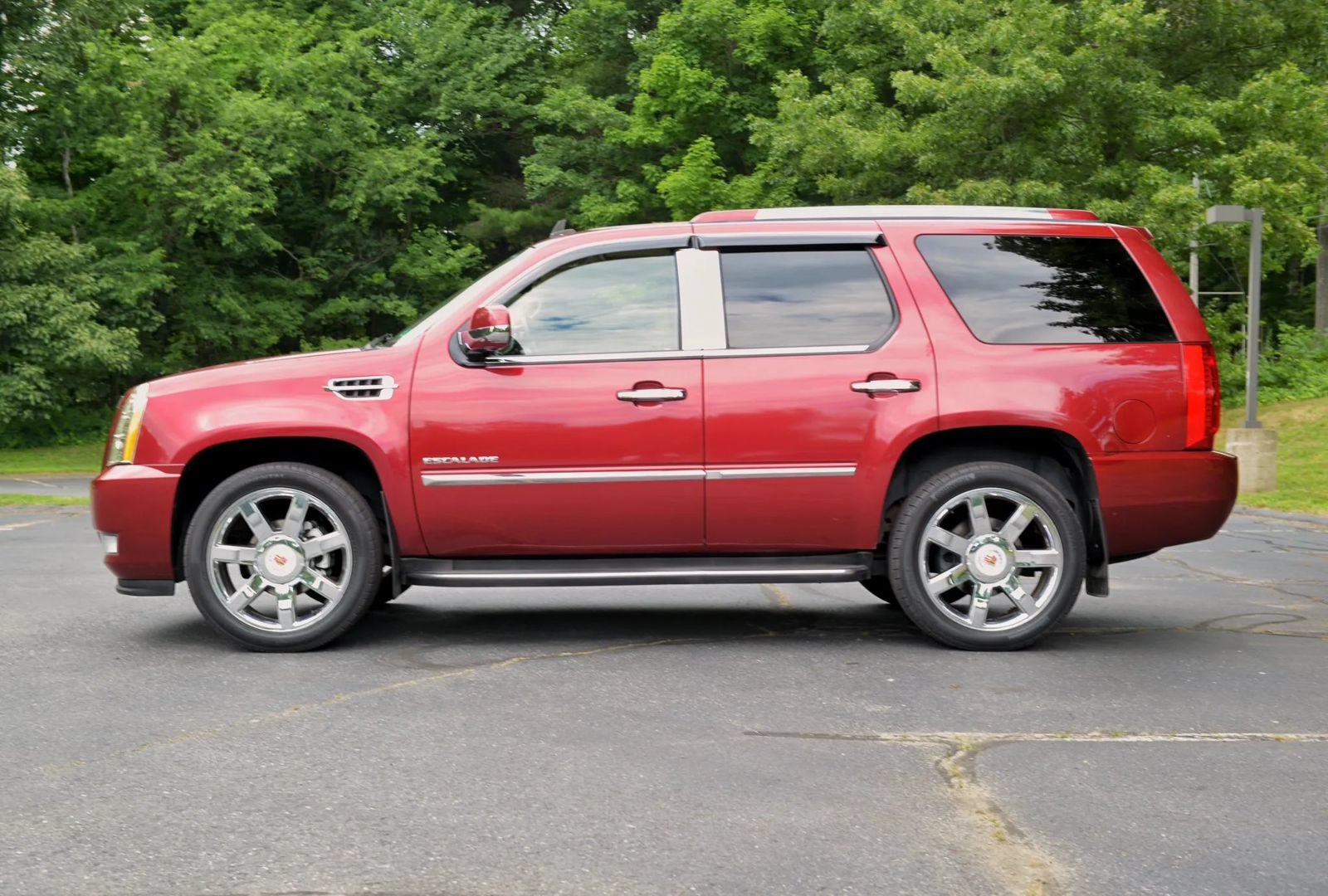 Used 2010 Cadillac Escalade Luxury AWD/4WD image 35