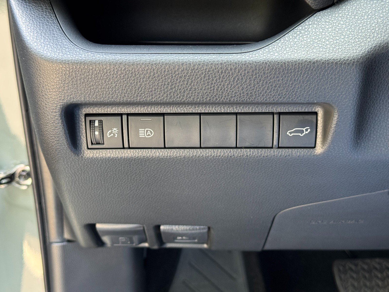 Used 2023 Toyota RAV4 XLE Premium FWD image 17
