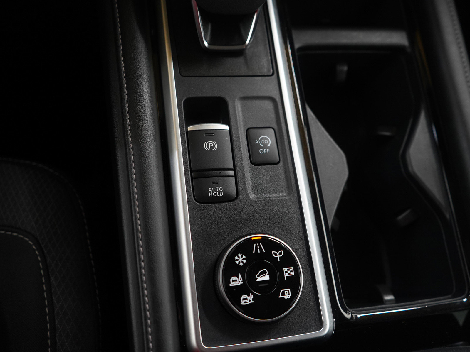 Used 2024 Nissan Pathfinder SV image 25