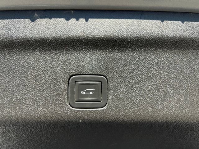 Used 2025 Chevrolet Suburban Z71 image 21