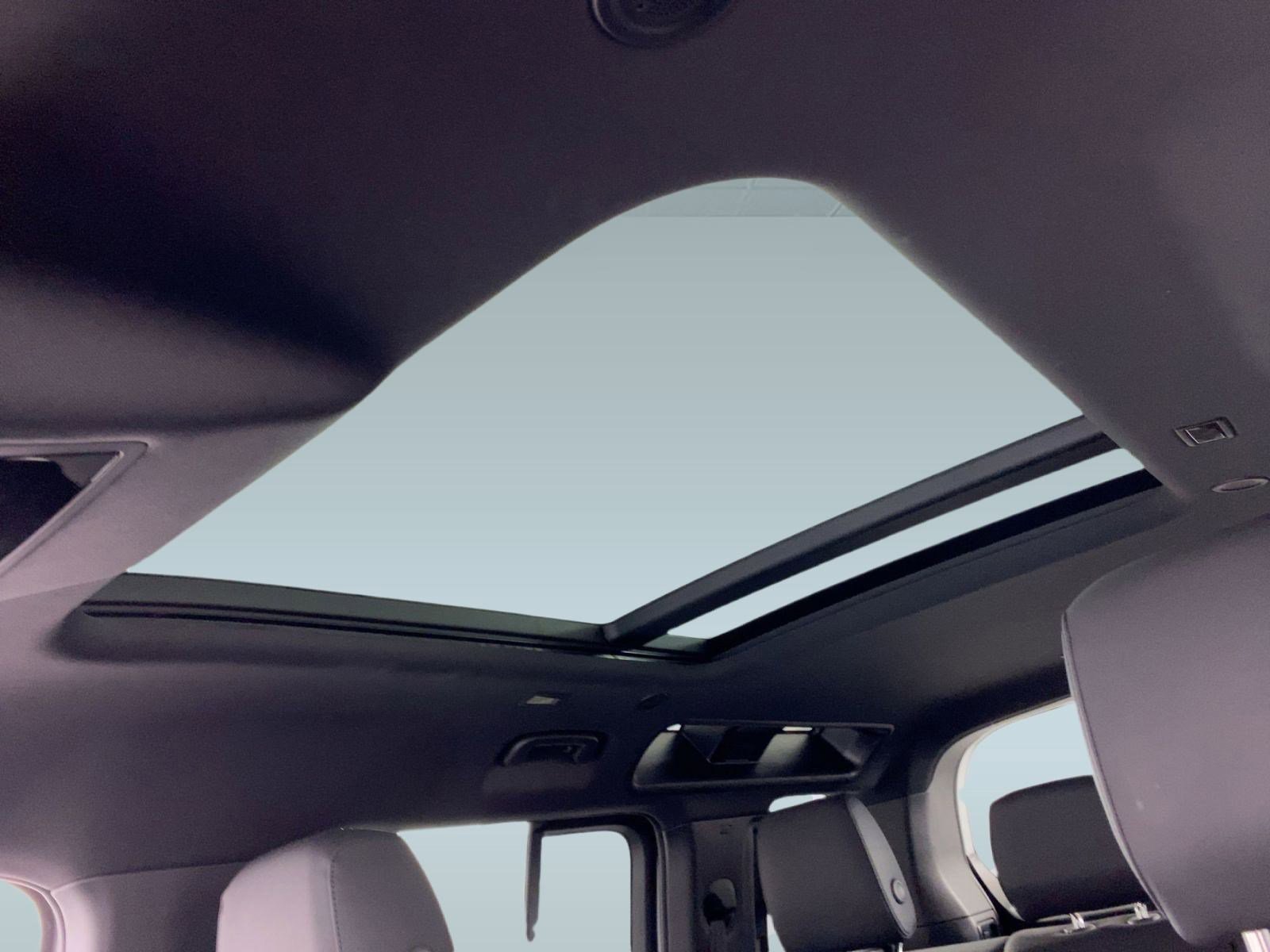 Used 2025 Land Rover Defender 110 S image 11