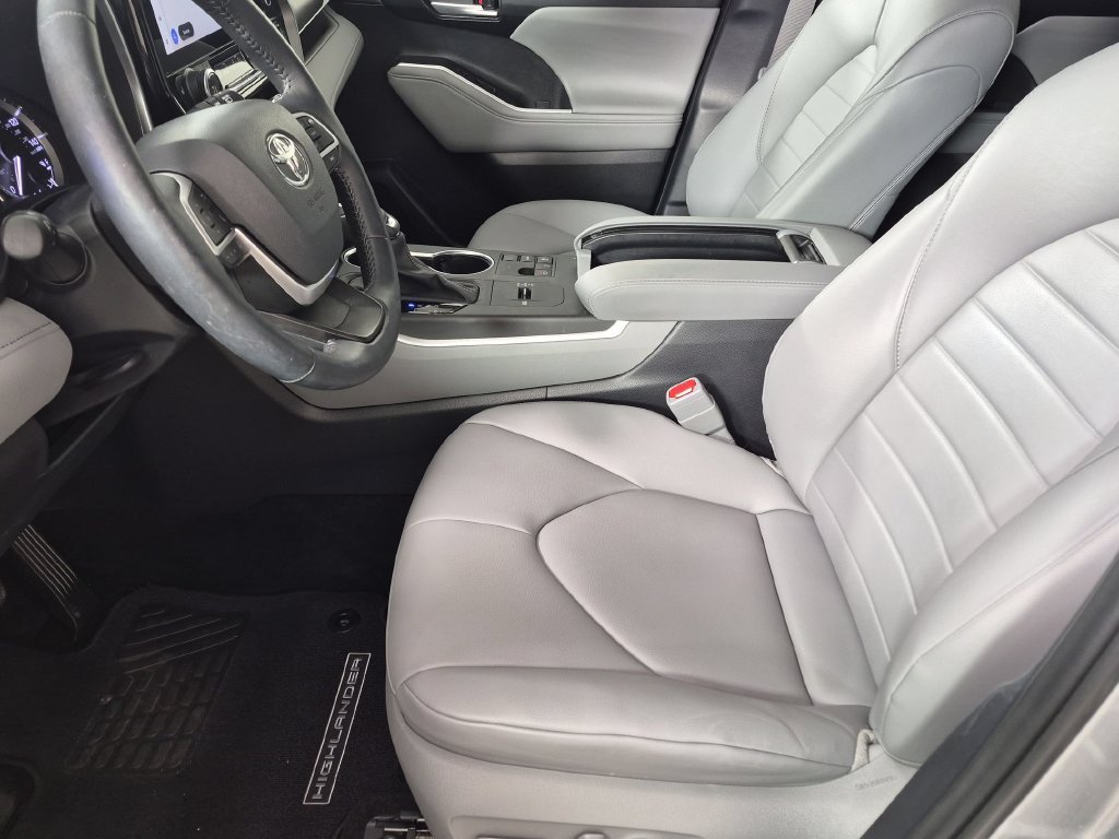 Used 2024 Toyota Highlander XLE FWD image 21