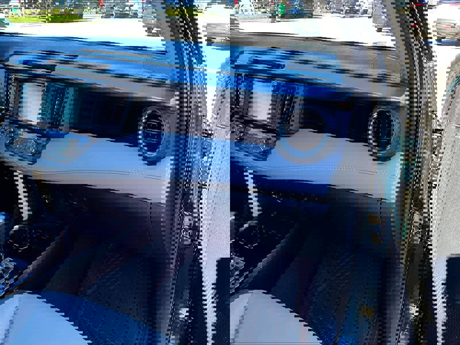 Used 2018 Toyota RAV4 Limited image 13