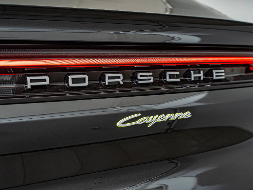 Certified 2025 Porsche Cayenne E-Hybrid Coupe AWD/4WD image 19