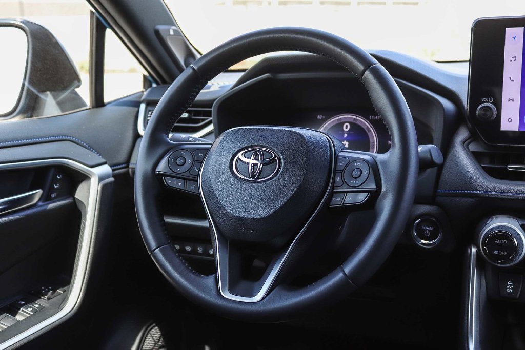 Used 2023 Toyota RAV4 XSE AWD/4WD image 17