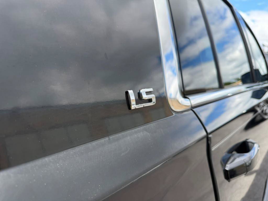 Used 2016 Chevrolet Suburban LS RWD image 25